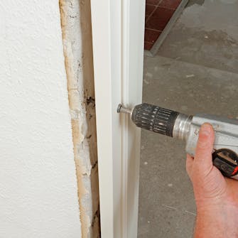 Borra för karmskruv Justera karmskruv